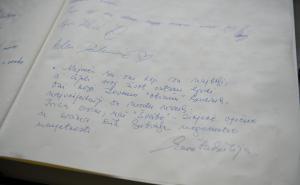 Foto: A.K./Radiosarajevo.ba / Na Grbavici otvorena knjiga žalosti povodom smrti legendarnog Ivice Osima
